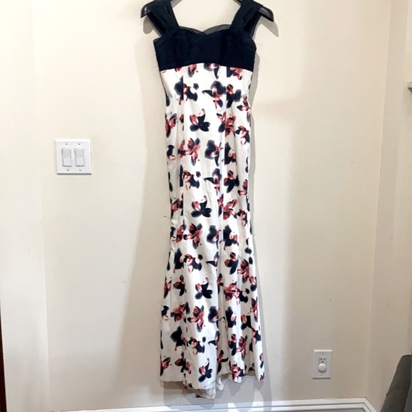Carolina Herrera stunning silk gown.
